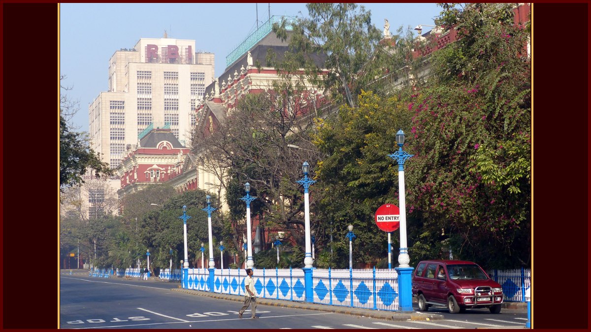 Reserve Bank of India building seen from a tree-lined street (Wikimedia Commons photo by Paul Hamilton, 2014)